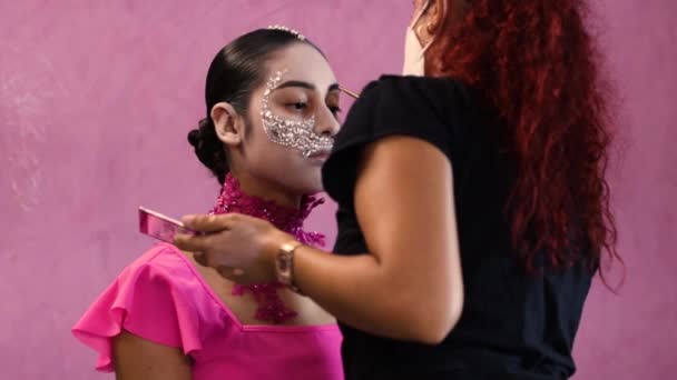 Maquiagem Artista Com Uma Máscara Pintando Rosto Uma Mulher Para — Vídeo de Stock