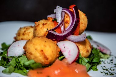 Peynir, sebze ve sosla doldurulmuş bir sürü top.