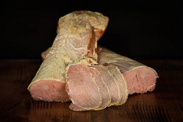 Sepotong Daging Cincang Besar Ham Pada Kayu — Stok Foto