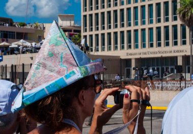 HAVANA, CUBA - 08 / 14 / 2015. İki ülke arasındaki ilişkilerin gelişmesini desteklemek amacıyla Küba 'daki ABD büyükelçiliği önünde gösteri