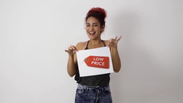 Chica Muy Feliz Bailando Sonriendo Lanzando Cartel Bajo Precio Suelo — Vídeos de Stock