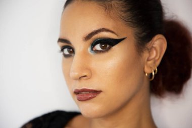 Siyah makyajlı kız. Kızıl saçlı beyaz kadın.