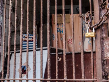 Küba 'da asma kilit, zincir ve kapı ile kapanmış eski ve kirli bir iş.