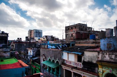 Evlerin ve insanların yaşadığı eski ve yıkık dökük bir şehrin havadan panoramik görüntüsü. Havana Küba