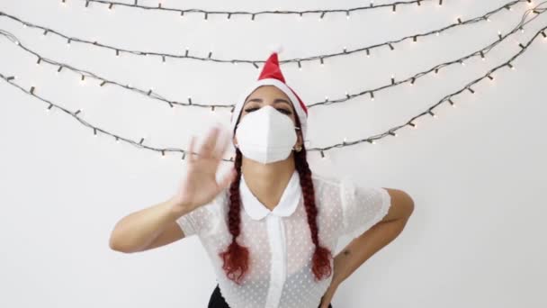 Ragazza Con Cappello Rosso Natale Una Maschera Molto Felice Ballando — Video Stock