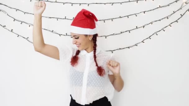 Giovane Ragazza Cappello Rosso Natale Molto Felice Ballando Salutando Inviando — Video Stock