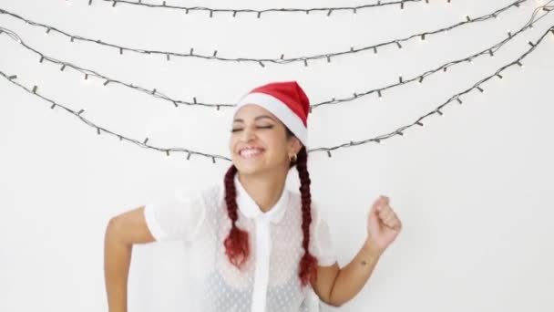 Menina Chapéu Natal Vermelho Muito Feliz Dançando Acenando Enviando Beijos — Vídeo de Stock