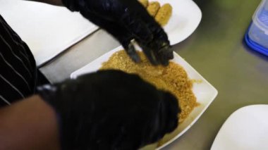 Kroket yapmak, ekmek yapmak. Siyah eldivenli eller. Mutfakta Yemek Pişirme