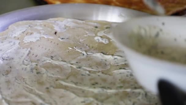 用金属勺子把酱汁倒入比萨饼皮 厨房里的烹调 — 图库视频影像