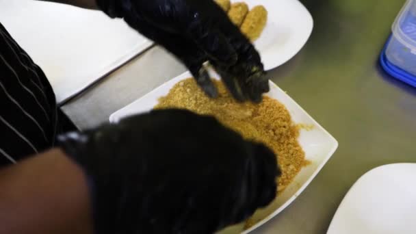 Делать Крокеты Пекать Руки Черных Перчатках Кулинария Кухне — стоковое видео
