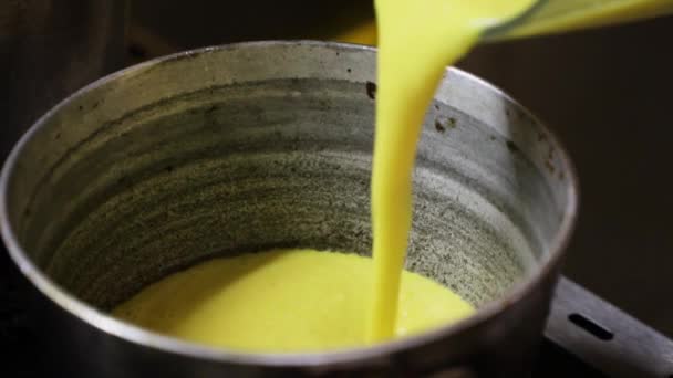 Robienie Żółtej Kukurydzy Metalowym Pojemniku Gotowanie Kuchni — Wideo stockowe