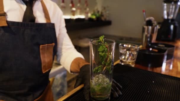 Bartendern Förbereder Cocktail Bardisk Göra Med Metalltång Ett Kristallglas Med — Stockvideo