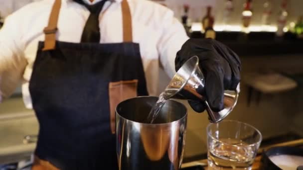 Barkeeper Bereitet Der Theke Einen Cocktail Herstellung Alkoholischer Getränke Aus — Stockvideo