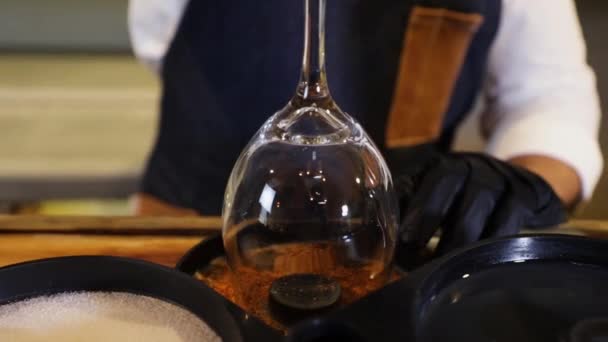 Barmen Tezgahta Kokteyl Hazırlıyor Kristal Bardağın Kenarlarını Kırmızı Bibere Batırmak — Stok video