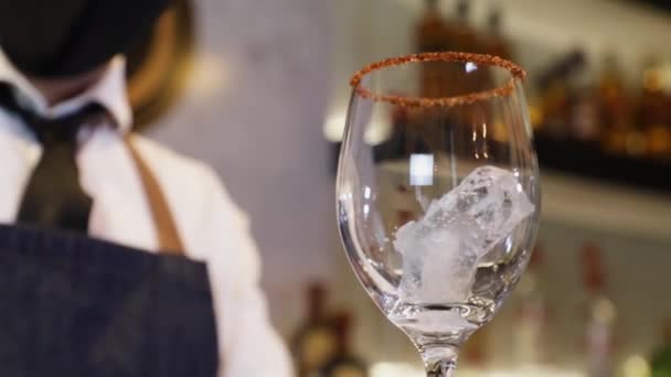 Barmen Tezgahta Kokteyl Hazırlıyor Kristal Bir Kadehte Metal Maşayla Buz — Stok video