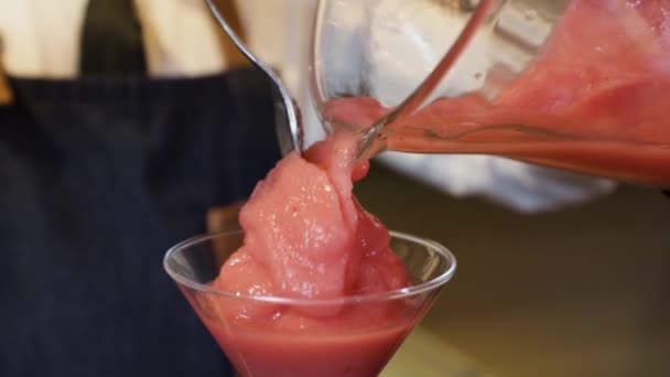 Barman Připravuje Koktejl Baru Dělám Koktejl Daiquiri Kovovou Lžičkou Skleněného — Stock video