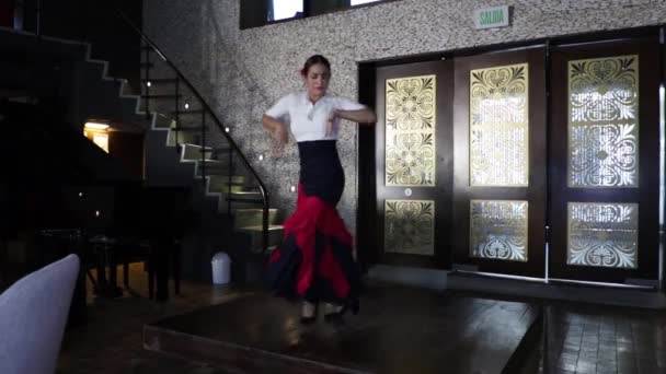 Španělský Flamenco Tanečník Tančí Dřevěném Pódiu Restauraci Mladá Dívka — Stock video
