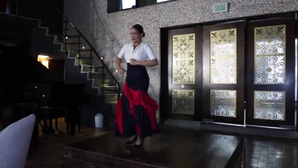 Spanska Flamencodansaren Dansar Träscen Inne Restaurang Ung Flicka — Stockvideo