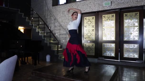 Hiszpański Tancerz Flamenco Tańczący Drewnianej Scenie Restauracji Młoda Dziewczyna — Wideo stockowe