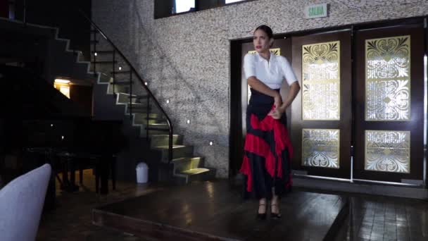 Hiszpański Tancerz Flamenco Tańczący Drewnianej Scenie Restauracji Młoda Dziewczyna — Wideo stockowe