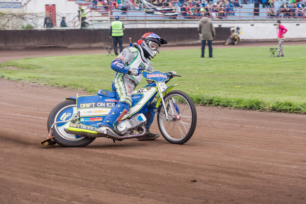 Гонщики на спидвее на летних соревнованиях в Сибиу, Румыния
