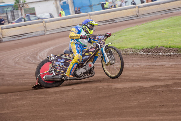 Гонщики на спидвее на летних соревнованиях в Сибиу, Румыния
