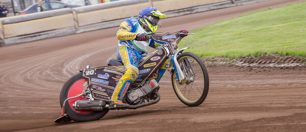 Гонщики на спидвее на летних соревнованиях в Сибиу, Румыния
