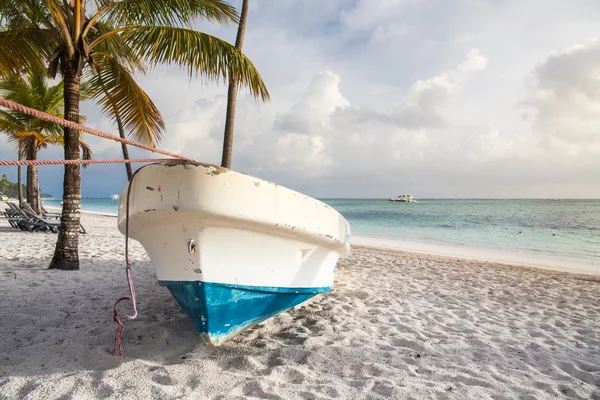 Bateau sur la plage — Photo