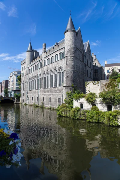 Kasteel in Gent, in de buurt van een kanaal. — Stockfoto