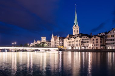 Limmat şafakta Zürih'te nehir