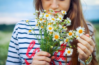 Papatya alan kız. Camomiles bir düşüş.