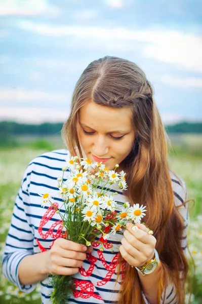 The girl in the chamomile field. A decline in camomiles. — Stock Photo, Image