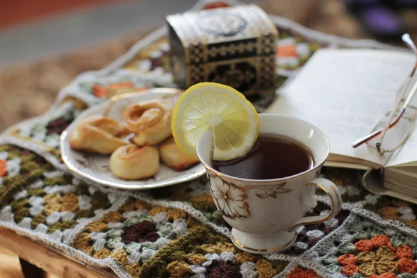 Lecture confortable sur le thé et les pâtisseries — Photo