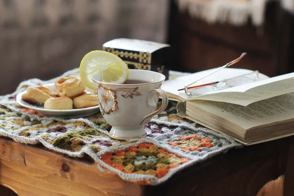 紅茶、ペストリーの居心地の良い読書 ロイヤリティフリーのストック写真