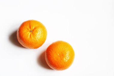 Beyaz bir arka plan üzerinde olgunlaşmış mandalina portre