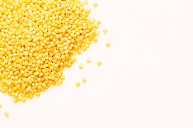 Bir yığın darı beyaz üzerine inliyor.