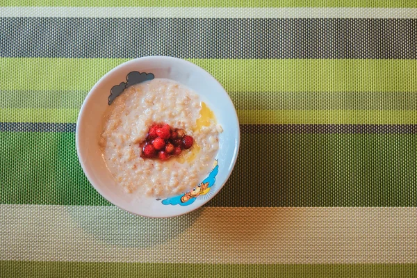 Farina d'avena fatta in casa sana con bacche per la colazione — Foto Stock