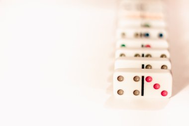 Beyaz arka plan üzerinde izole renkli noktalar ile Domino