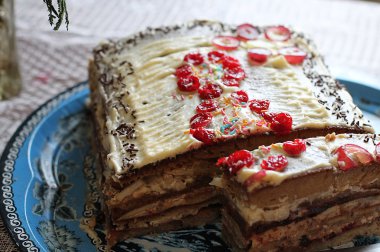 Yaz meyveleri ile çikolatalı kek. arka plan kek çilek ile. Resim çikolatalı kek. Çikolata sır .