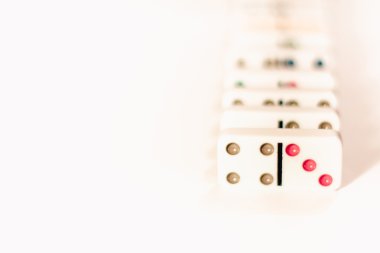 Beyaz arka plan üzerinde izole renkli noktalar ile Domino