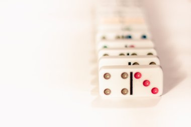 Beyaz arka plan üzerinde izole renkli noktalar ile Domino