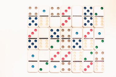 Beyaz arka plan üzerinde izole renkli noktalar ile Domino