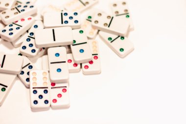 Beyaz arka plan üzerinde izole renkli noktalar ile Domino