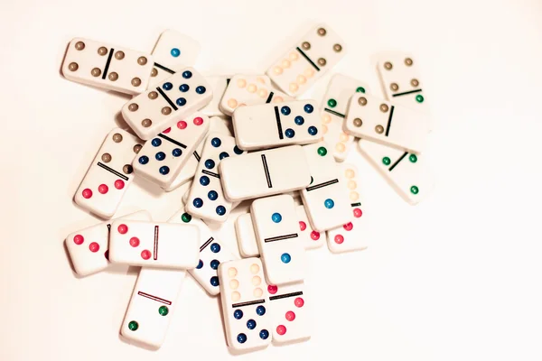 Dominos à pois colorés, isolés sur fond blanc — Photo