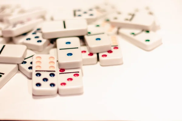 Domino met gekleurde stippen, geïsoleerd op witte achtergrond — Stockfoto