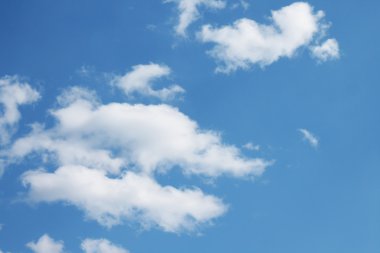 Bulutlara yakın mavi gökyüzü