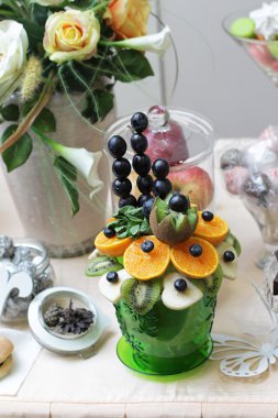 meyve ile vazo, Kandy Bar