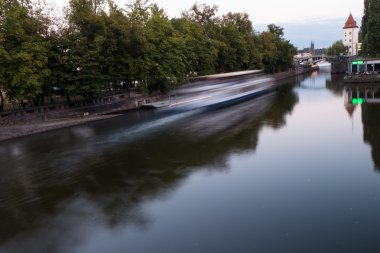 Vltava Nehri'nin sol yakasında görüntülemek
