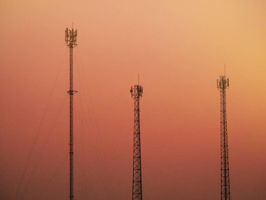 Telefon kuleleri hava karardığında sinyal yaymak için kullanılıyor..