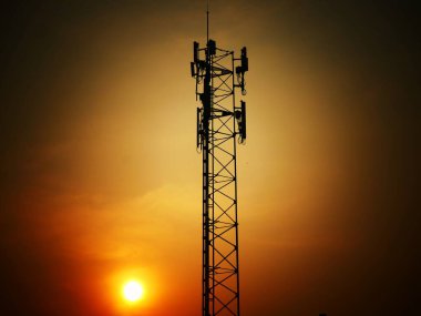 Telefon kuleleri hava karardığında sinyal yaymak için kullanılıyor..